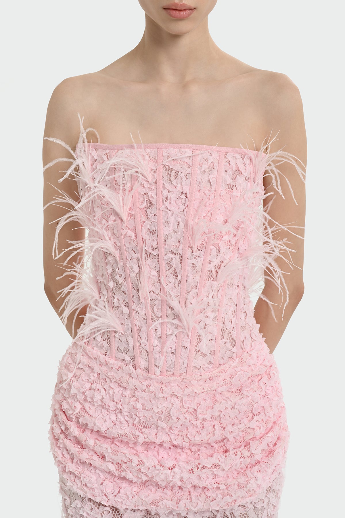 Korsajlı Tüy Detaylı Straplez Uzun Abiye Elbise