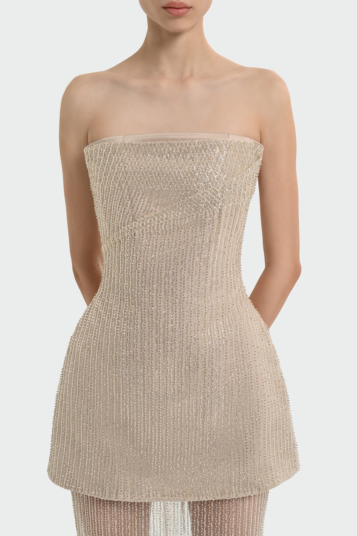 فستان سهرة بدون حمالات مزين بالترتر