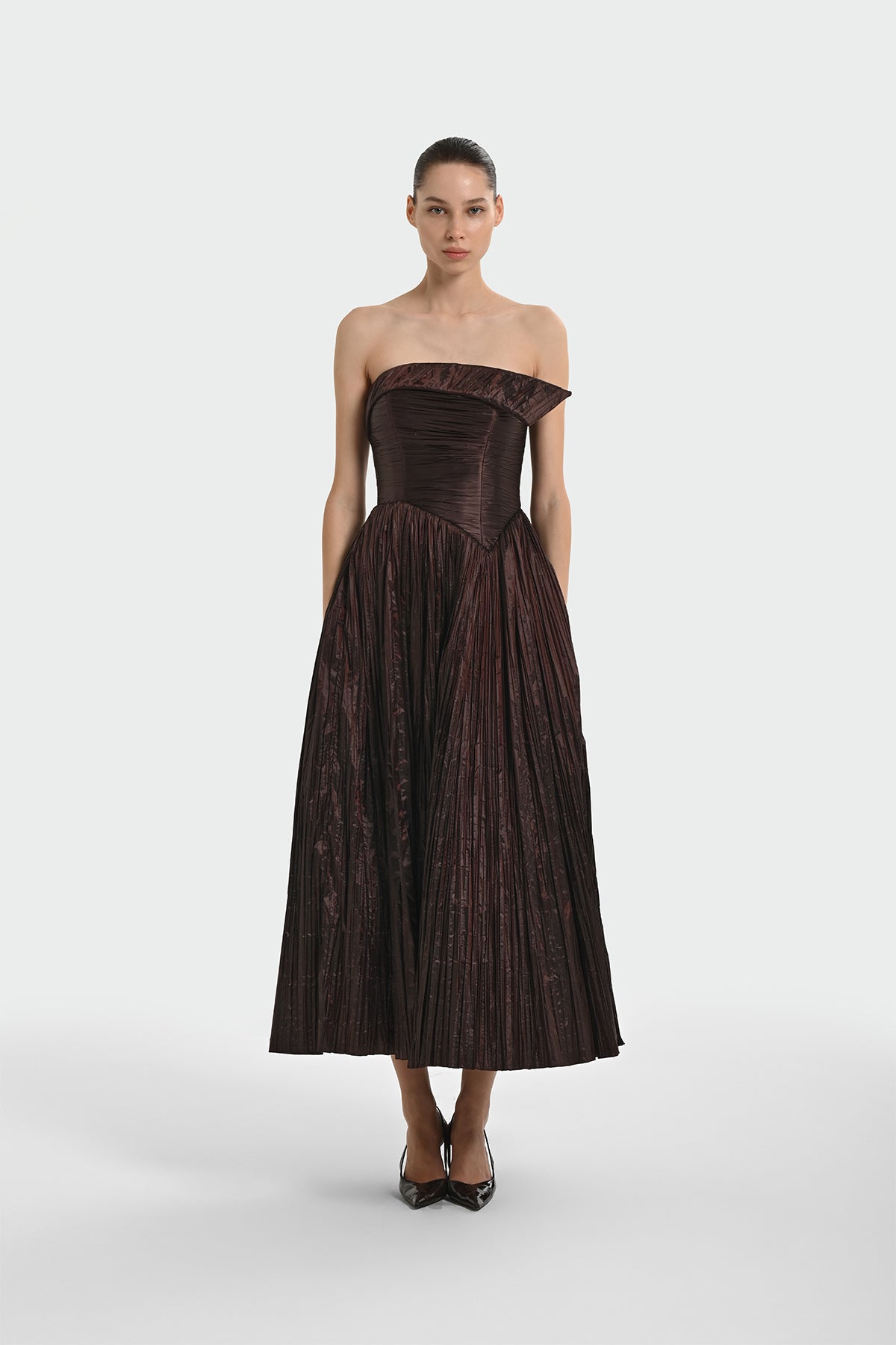 Straplez Kalp Yaka Yırtmaçlı Uzun Saten Abiye Elbise