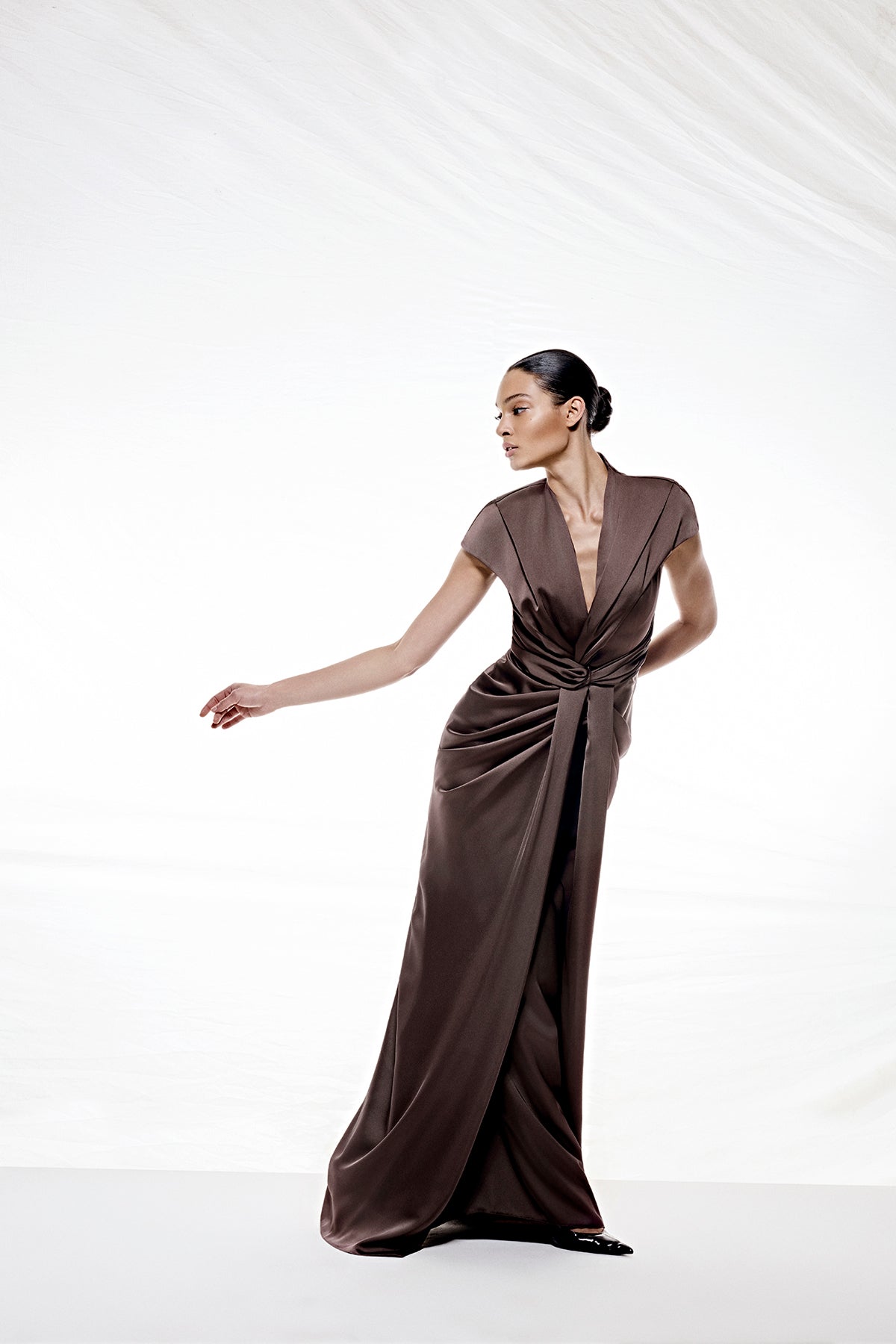 V Yaka Drapeli Bel Detaylı Kısa Kollu Abiye Elbise