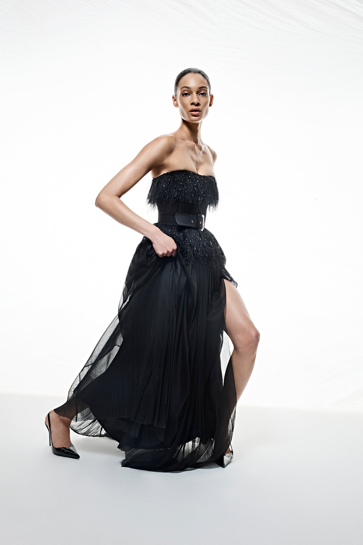 Straplez Kemer Detaylı Yırtmaçlı Uzun Abiye Elbise