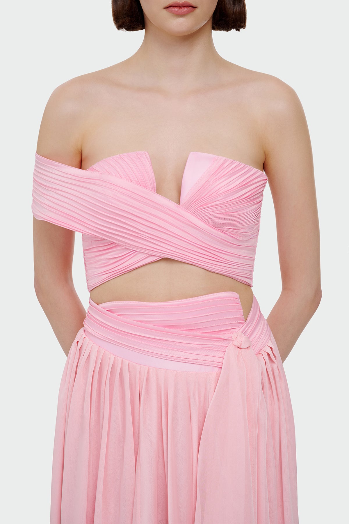 طقم تنورة قصيرة بتفاصيل شق منسدلة