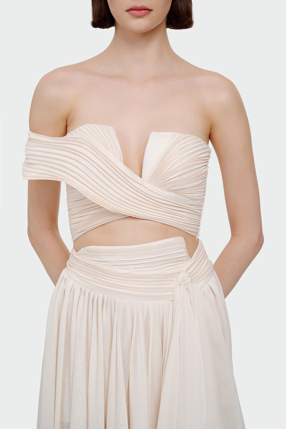 طقم تنورة قصيرة بتفاصيل شق منسدلة