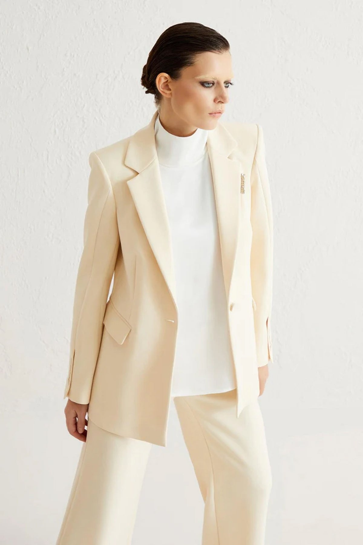 Yakası Taşlı Blazer Kadın Ceket