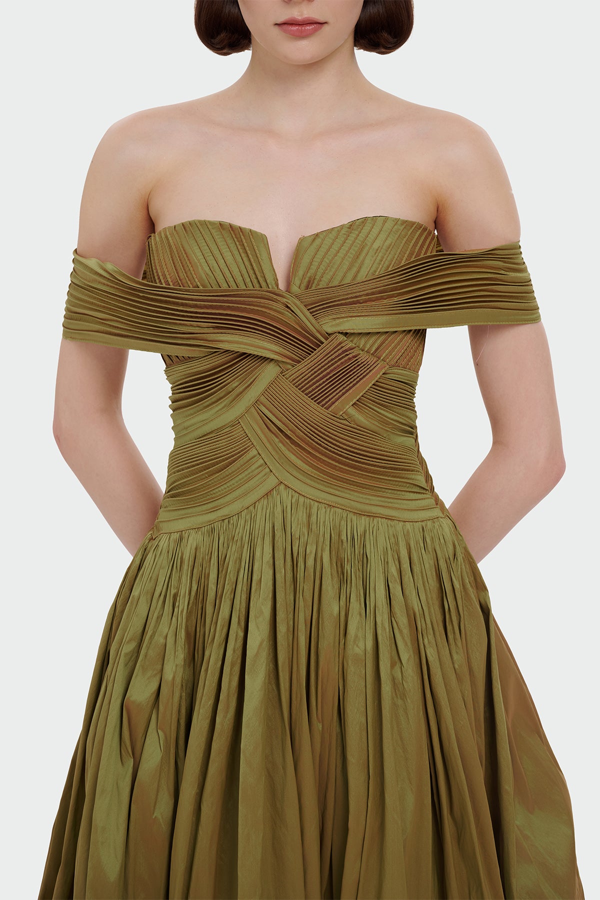 فستان سهرة طويل بدون حمالات مع فتحة صدر