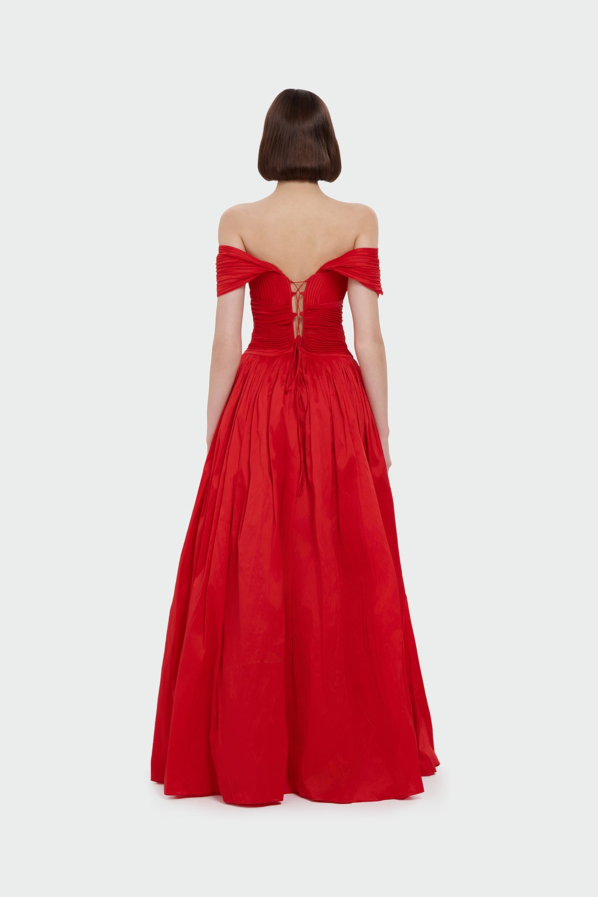 فستان سهرة طويل بدون حمالات مع فتحة صدر