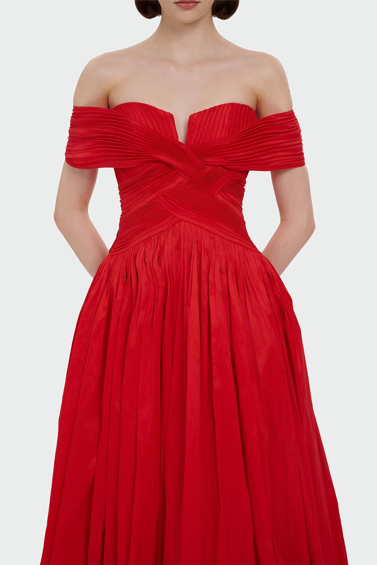 فستان سهرة طويل بدون حمالات مع فتحة صدر