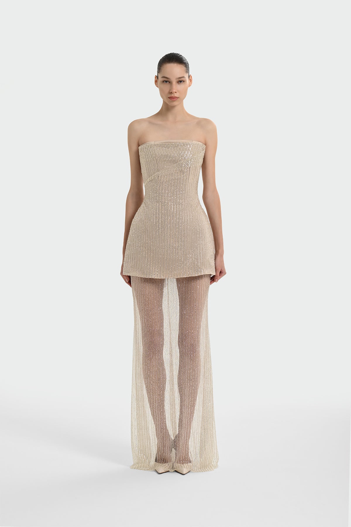 فستان سهرة بدون حمالات مزين بالترتر