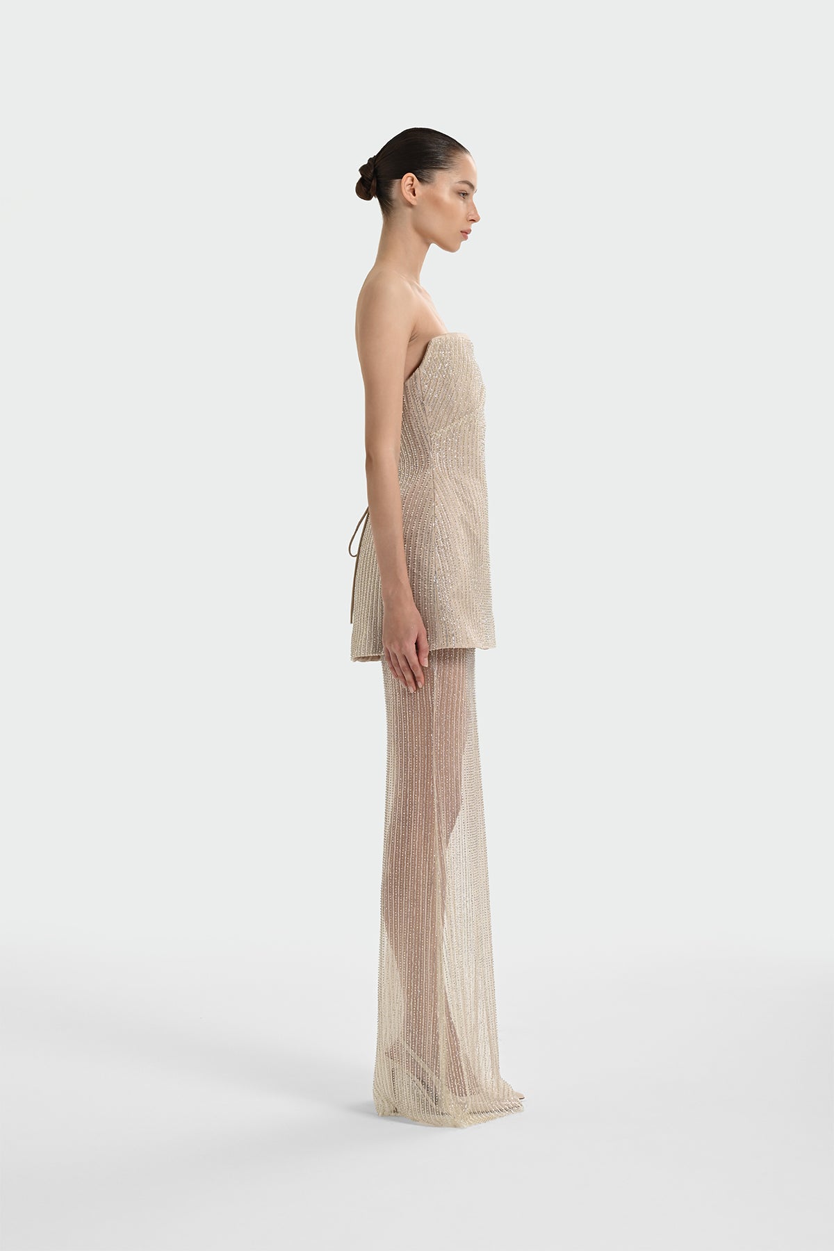 فستان سهرة بدون حمالات مزين بالترتر