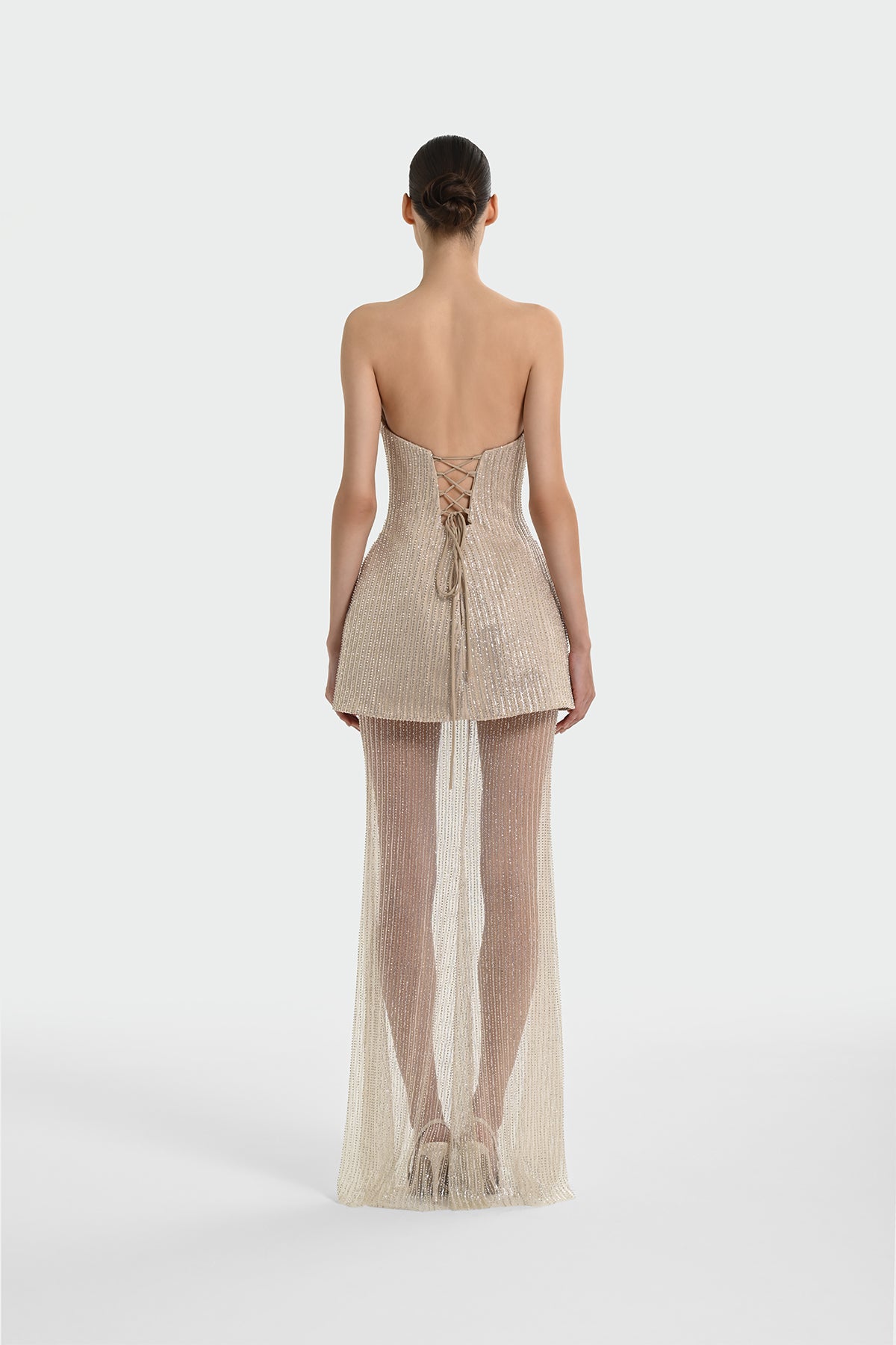 فستان سهرة بدون حمالات مزين بالترتر