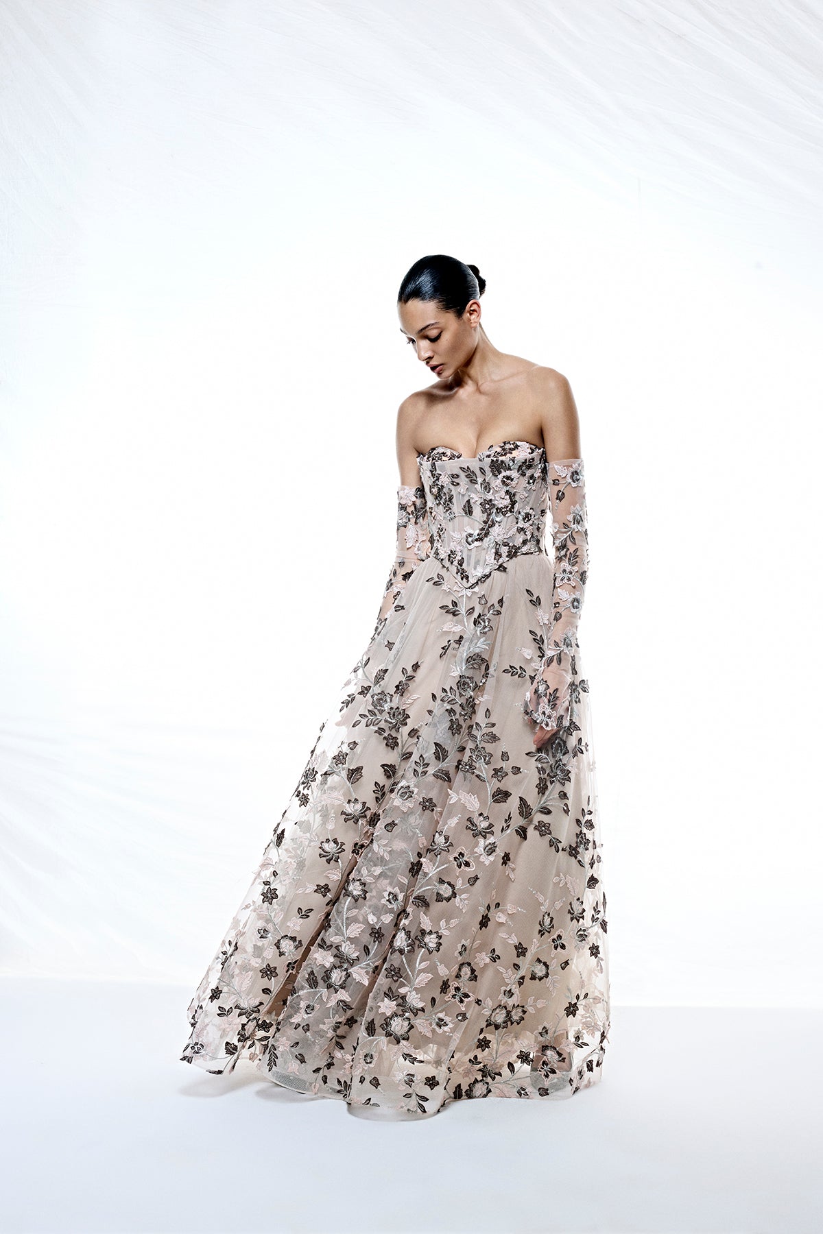 فستان سهرة ثلاثي الأبعاد مزين بالزهور مع قفازات