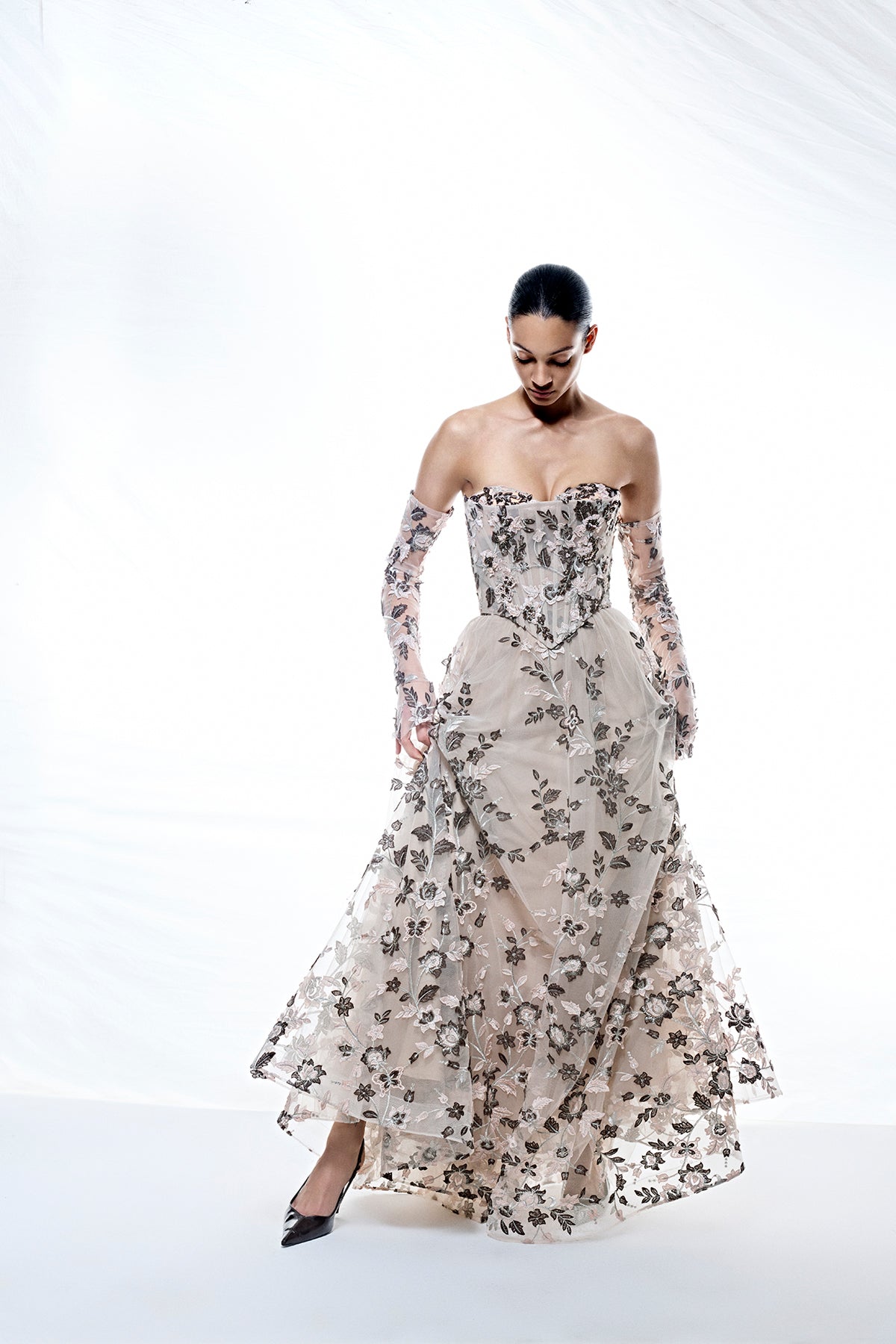 فستان سهرة ثلاثي الأبعاد مزين بالزهور مع قفازات