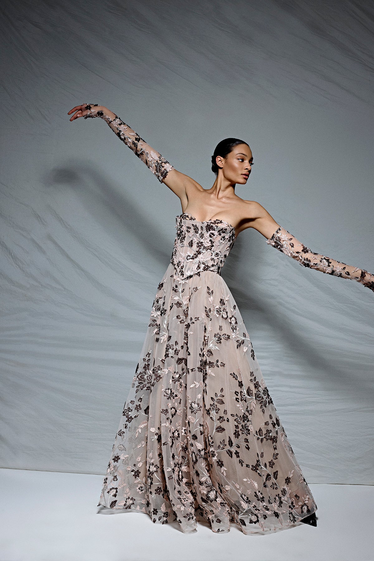 فستان سهرة ثلاثي الأبعاد مزين بالزهور مع قفازات