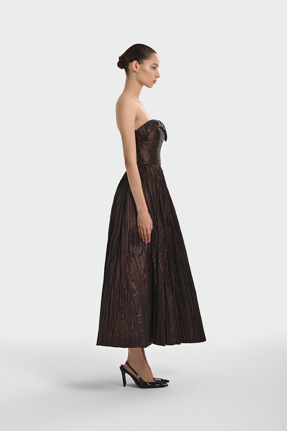 Straplez Kalp Yaka Yırtmaçlı Uzun Saten Abiye Elbise