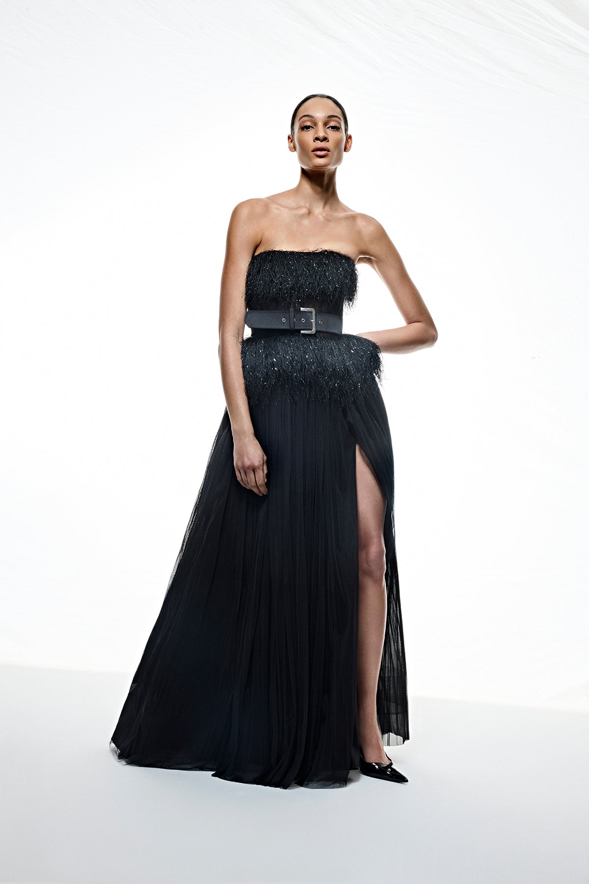 Straplez Kemer Detaylı Yırtmaçlı Uzun Abiye Elbise