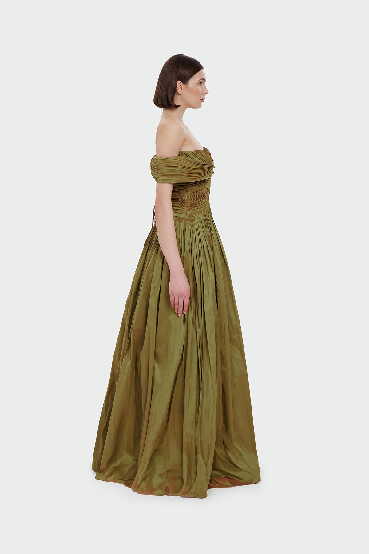 فستان سهرة طويل بدون حمالات مع فتحة صدر