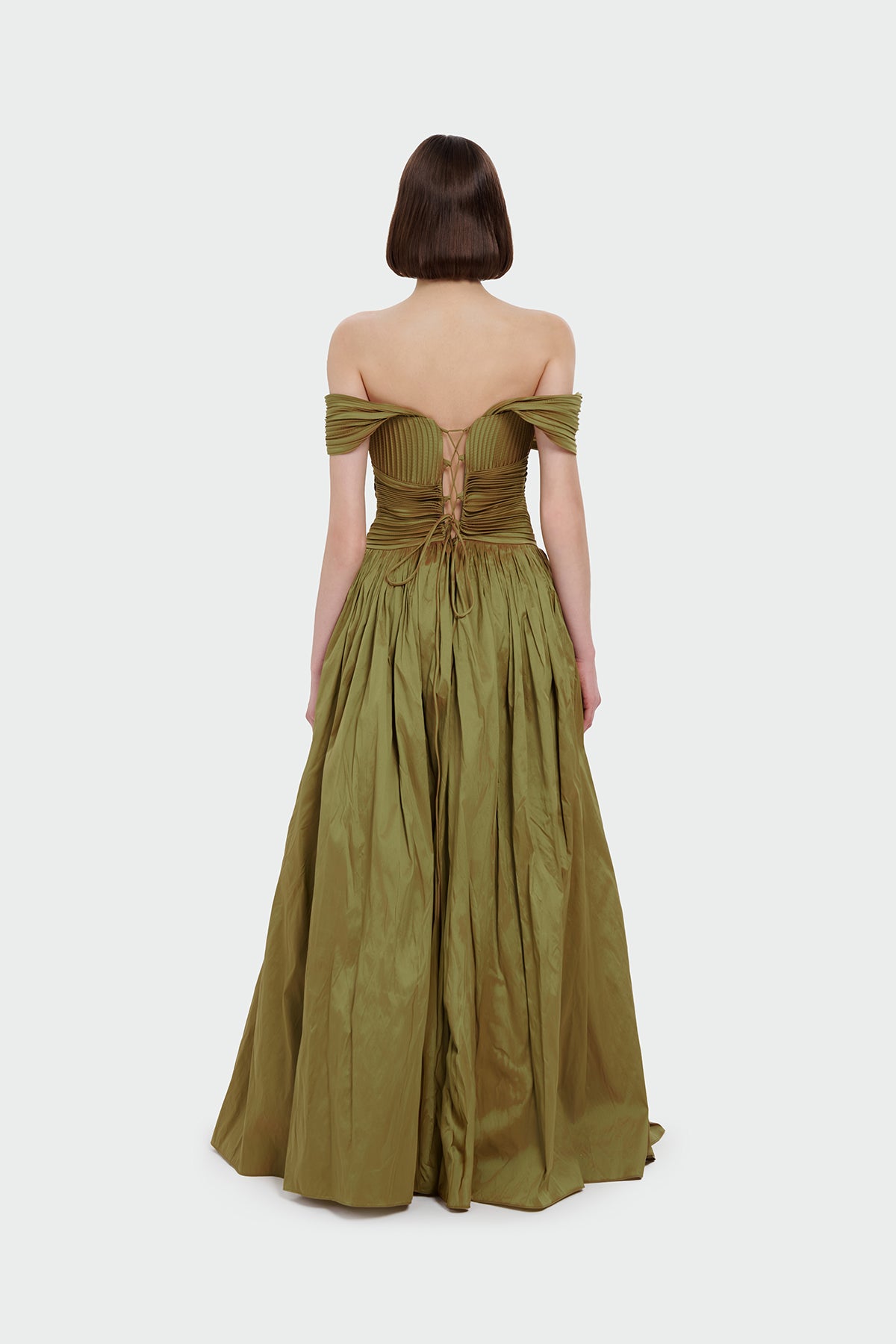 فستان سهرة طويل بدون حمالات مع فتحة صدر