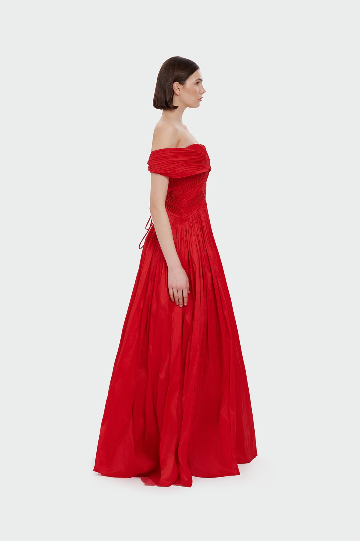 فستان سهرة طويل بدون حمالات مع فتحة صدر