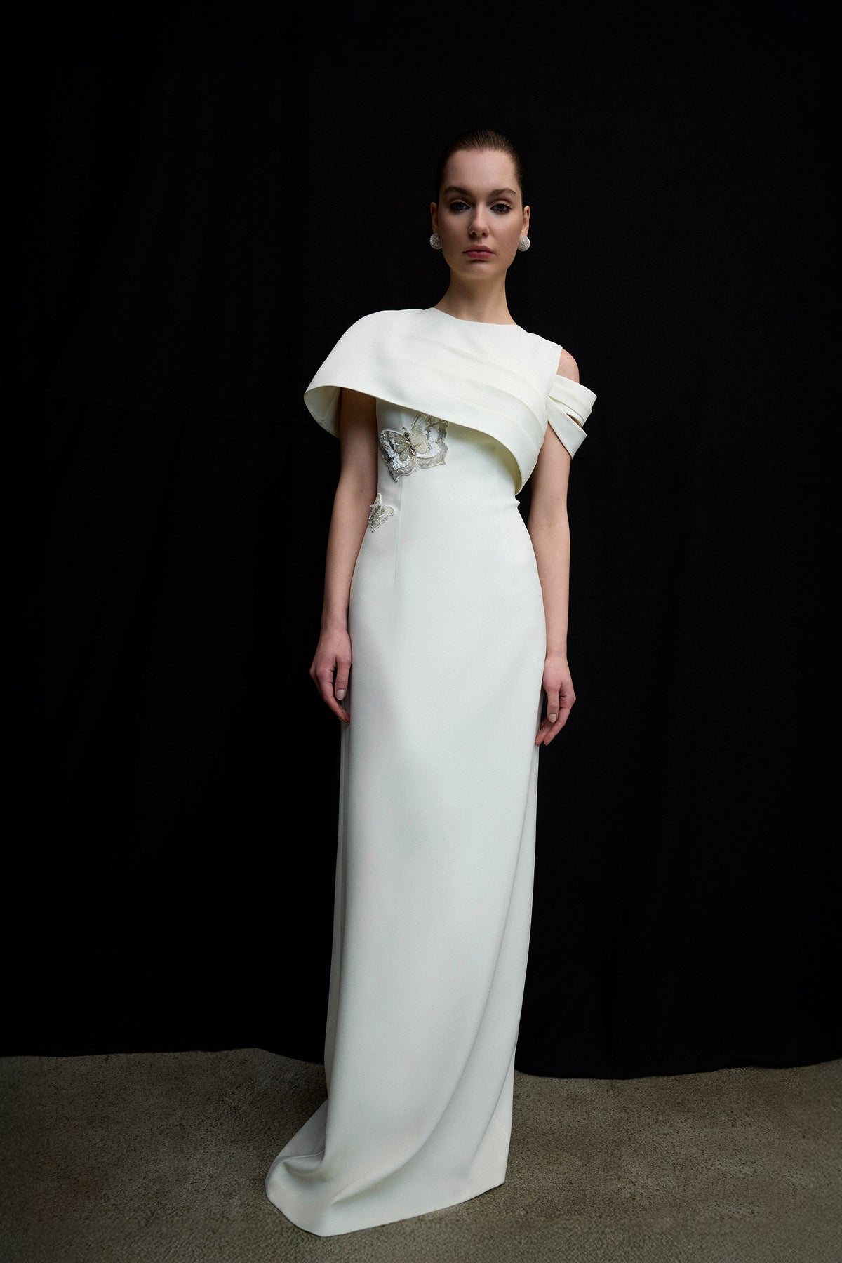 Asimetrik Drapeli Beli İşlemeli Uzun Abiye Elbise