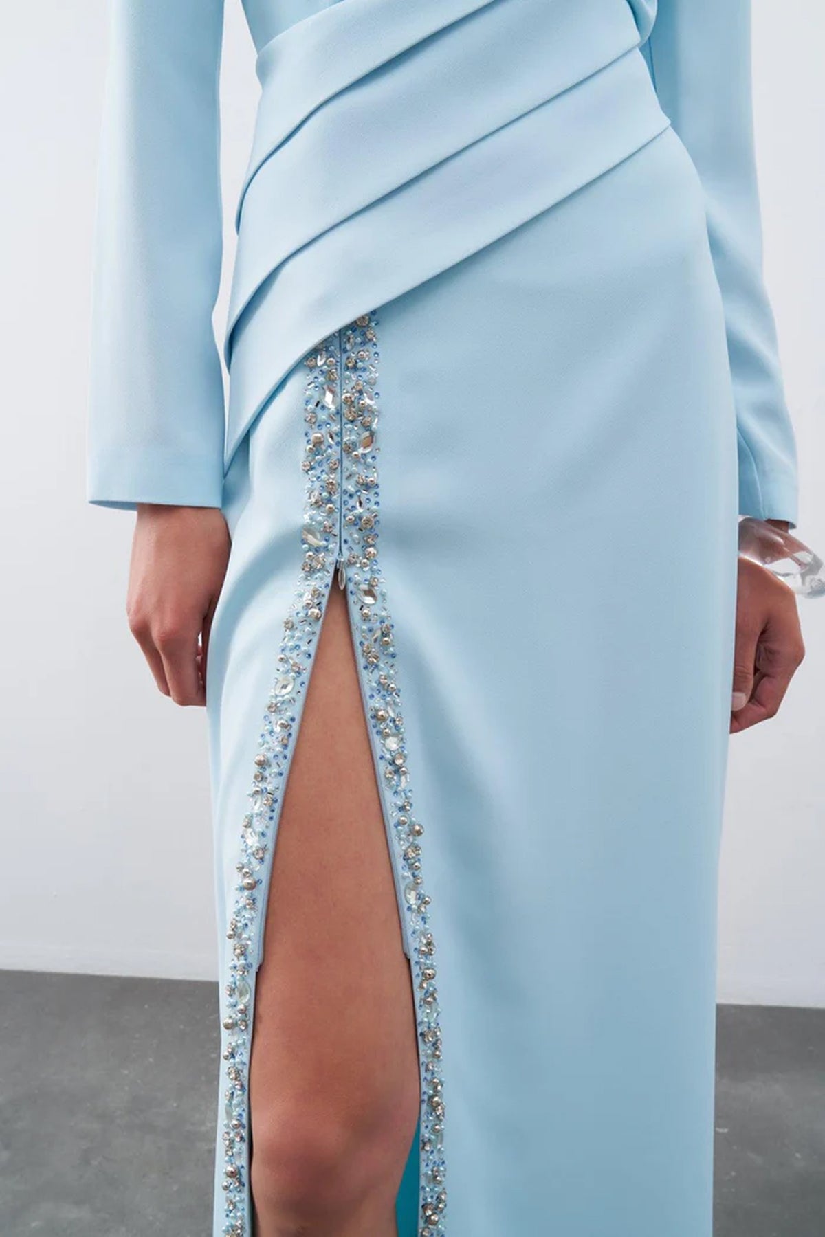 Drape ve İşleme Detaylı Yırtmaçlı Uzun Abiye Elbise - Cercis