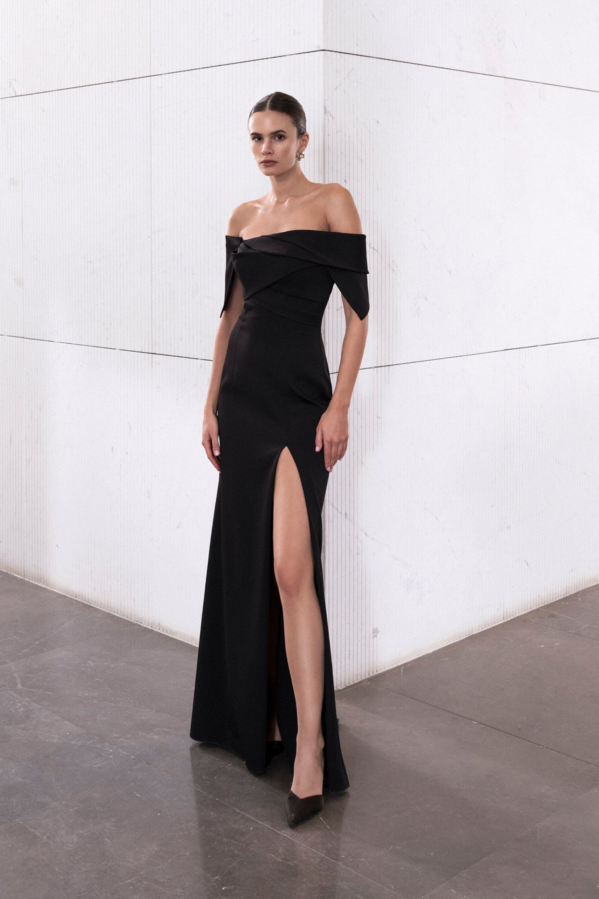 Drapeli Omuzları Açık Yırtmaç Detaylı Uzun Abiye Elbise