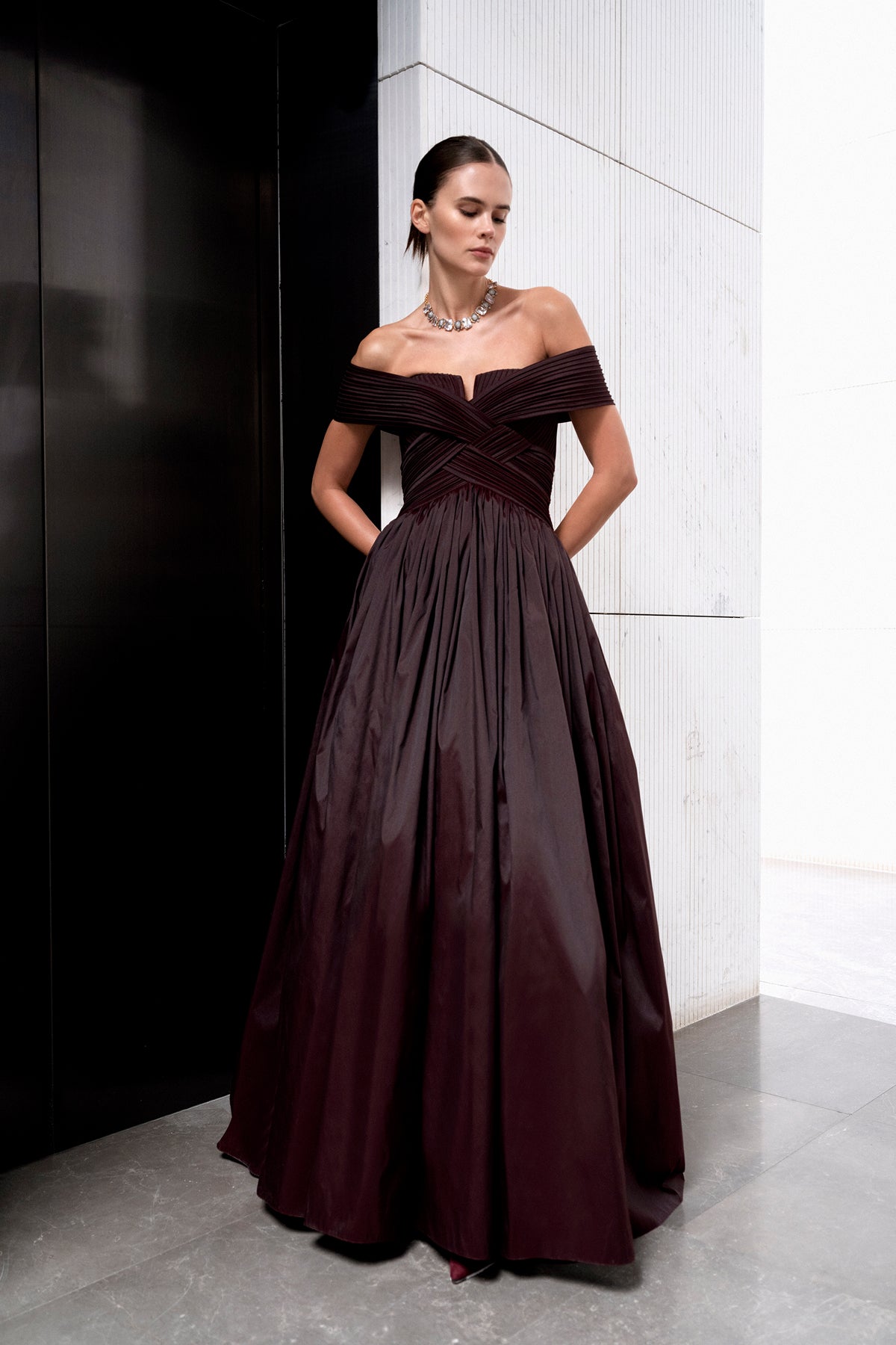 Göğüs Dekolteli Omzu Açık Straplez Uzun Abiye Elbise