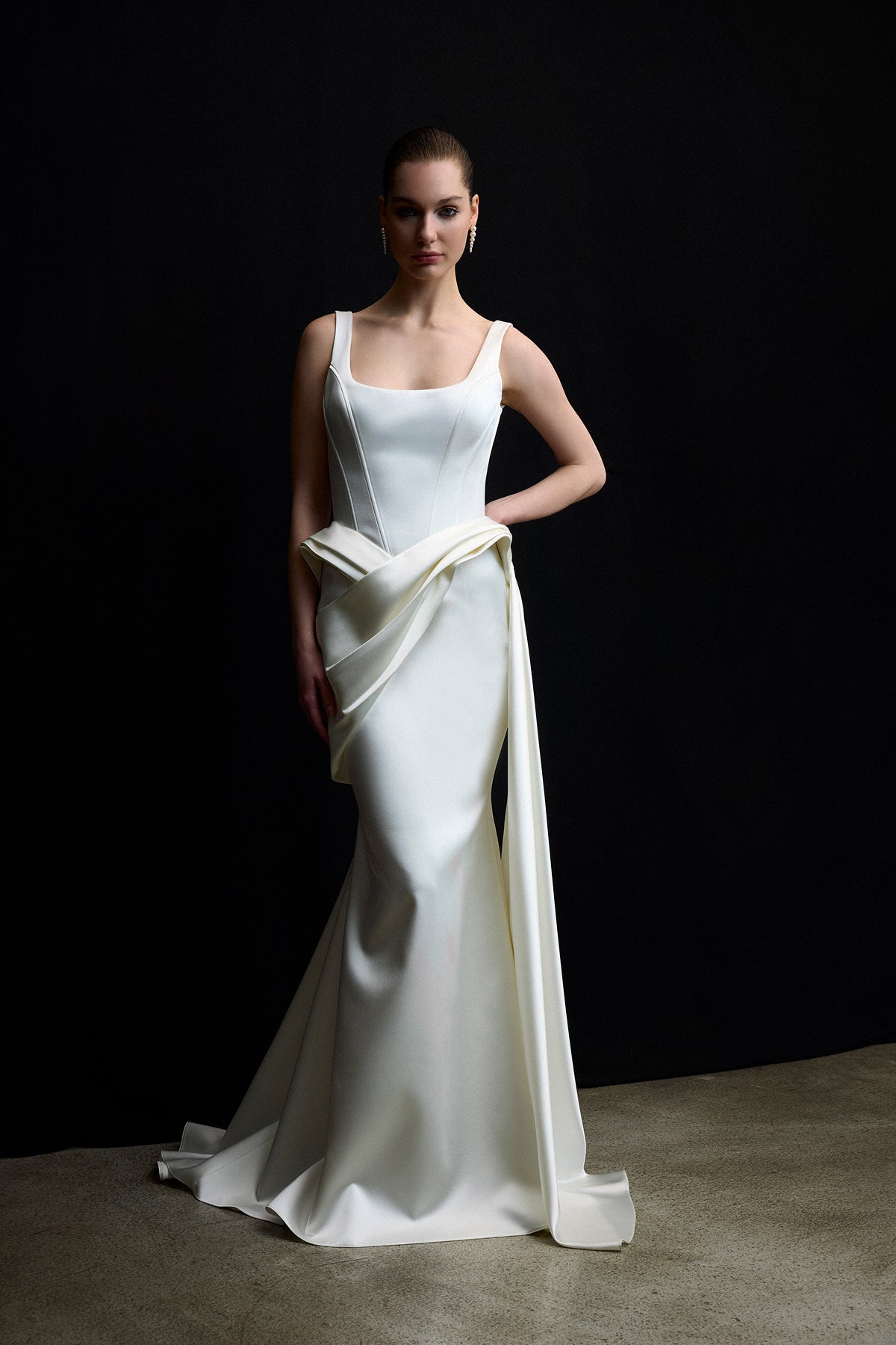 Kare Yaka ve Drapeli Bel Detaylı Balık Abiye Elbise