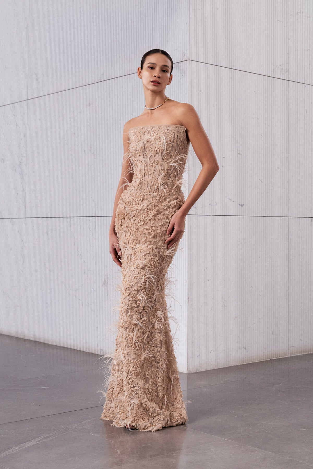 Korsajlı Tüy Detaylı Straplez Uzun Abiye Elbise