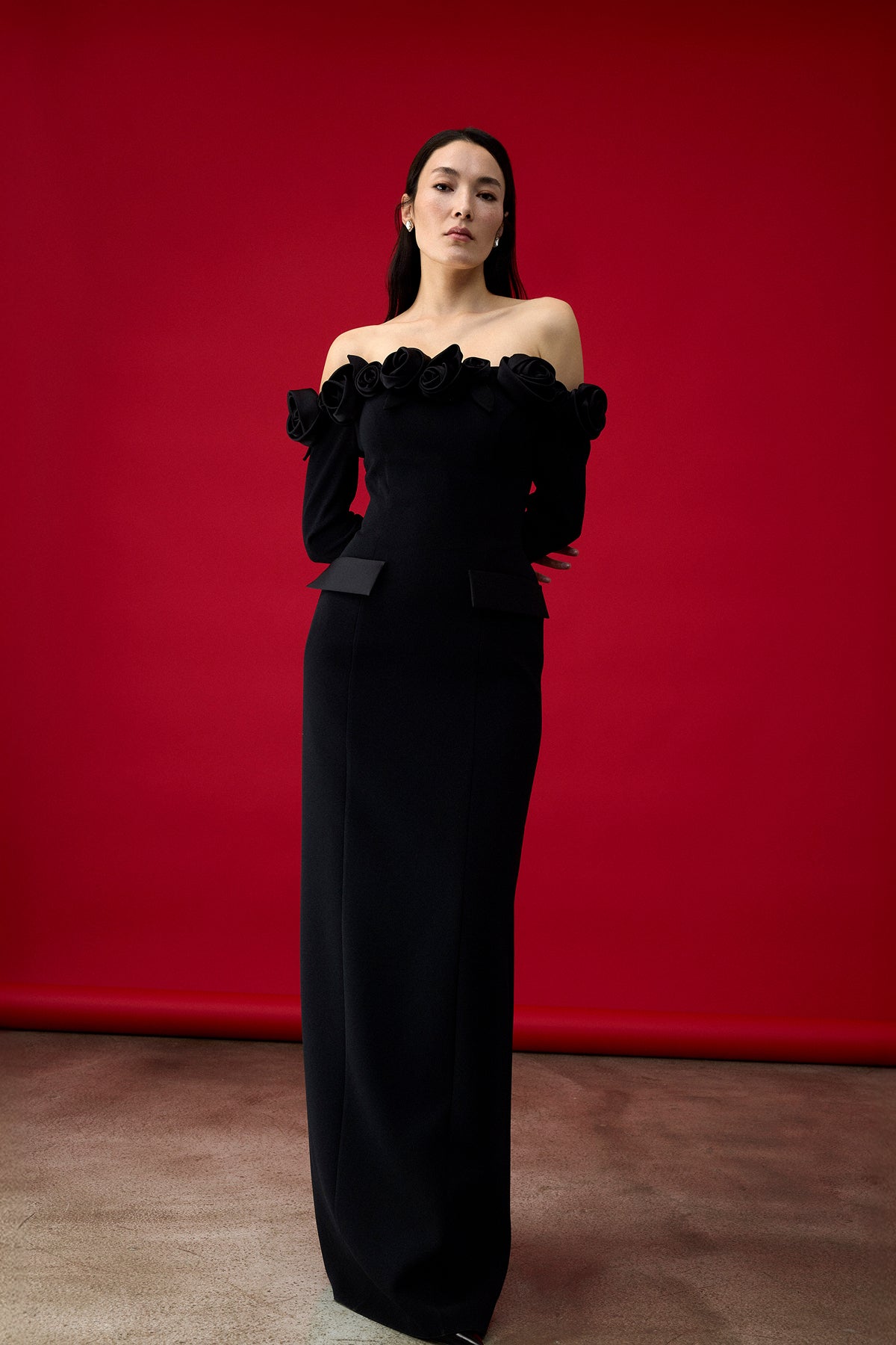 Omuzları Açık Gül Aplikeli Uzun Kollu Abiye Elbise