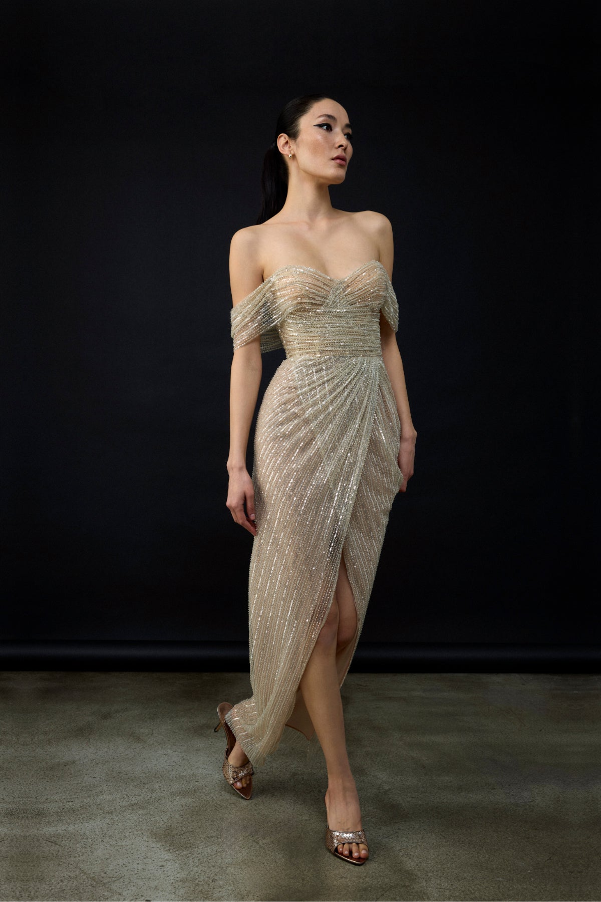 Pul Payet Detaylı Straplez Yırtmaçlı Uzun Abiye Elbise