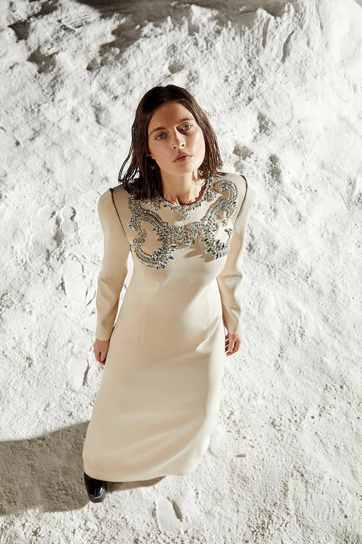 فستان طويل مطرز بالساتان