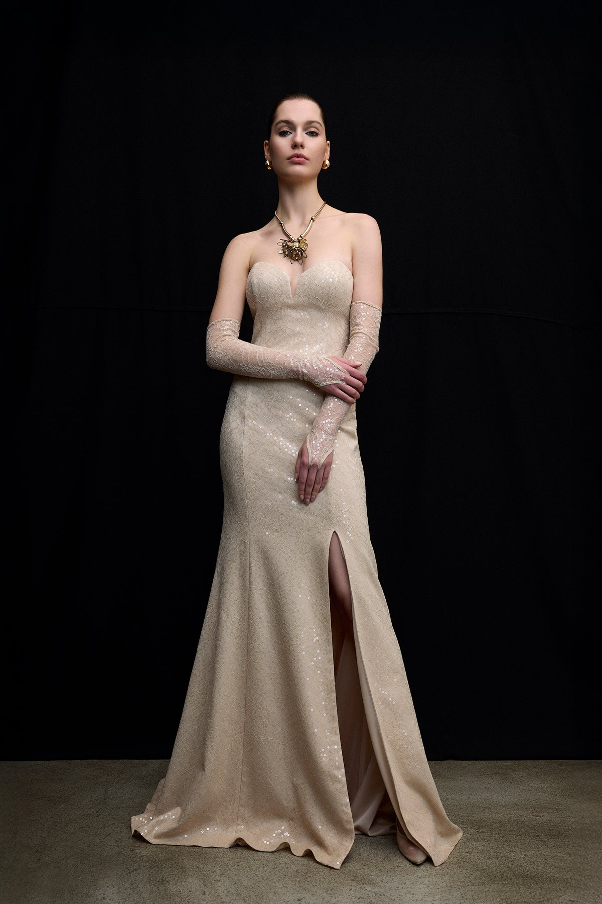 Simli Dantel Kalp Yaka Yırtmaç Detaylı Uzun Abiye Elbise