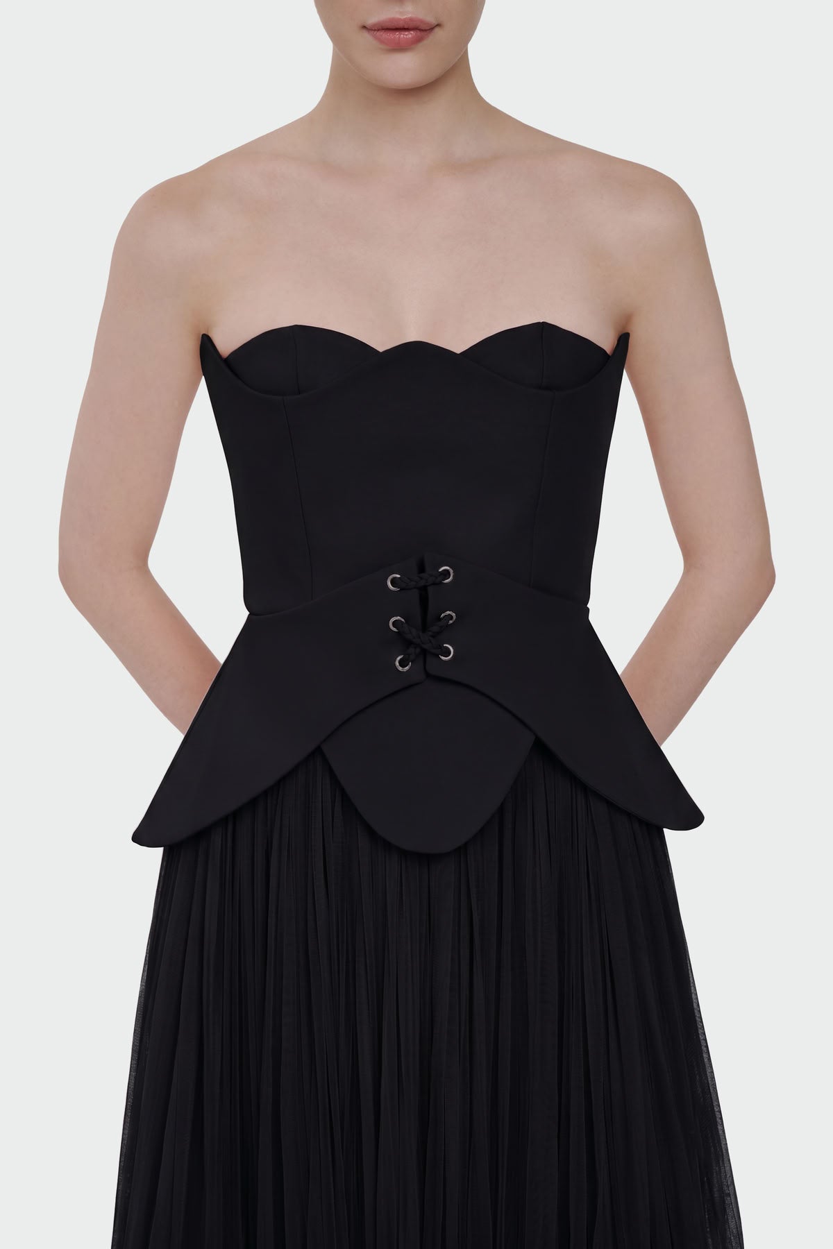 Straplez Peplum Detaylı Piliseli Abiye Takım Elbise