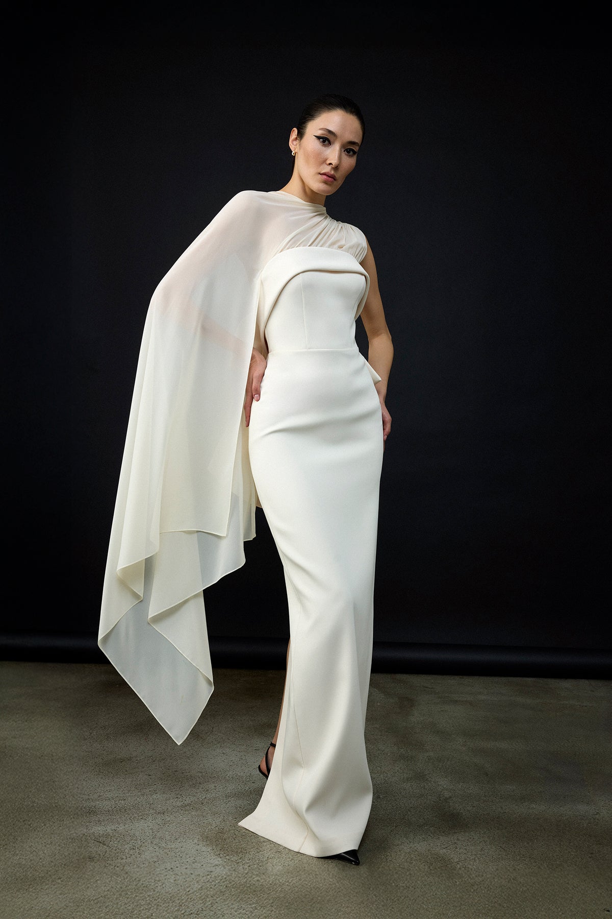 Tül Pelerinli Arka Fiyonk Detaylı Straplez Uzun Abiye Elbise