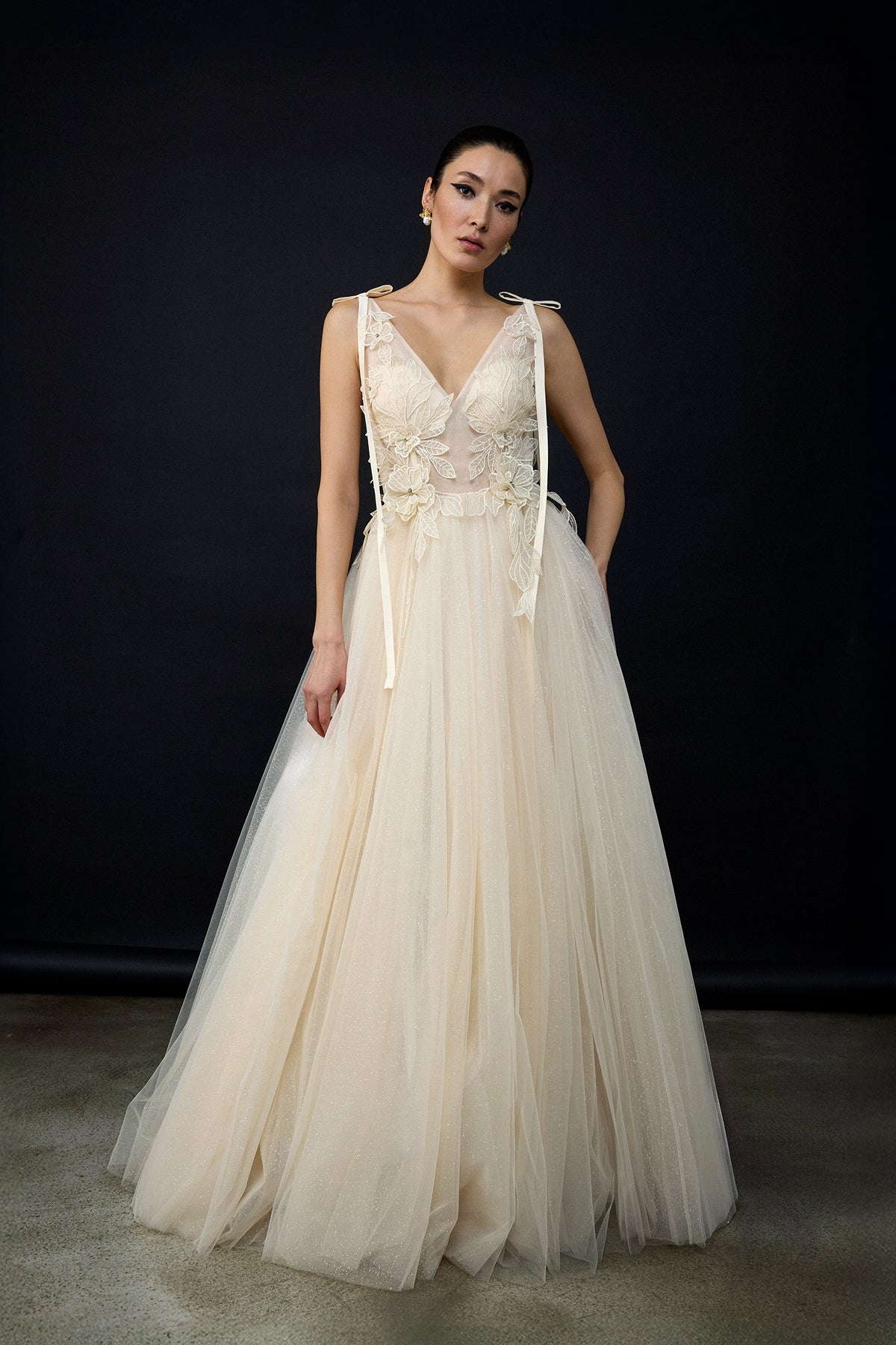 V Yaka Çiçek Aplikeli Tül Etekli Uzun Abiye Elbise